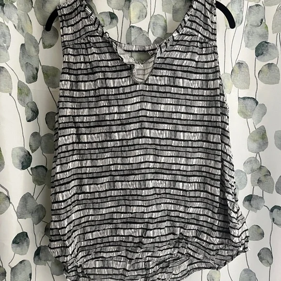 ❗️BUNDLE ❗️Women’s Old Navy Tanks / Blouses - SIZE 2X - Good Condition - Picture 4 of 5